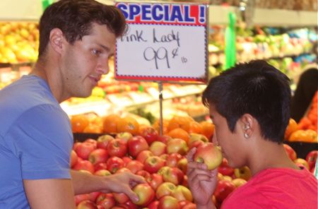 fresh apples in market for gronola cinnamon apple crisp recipe